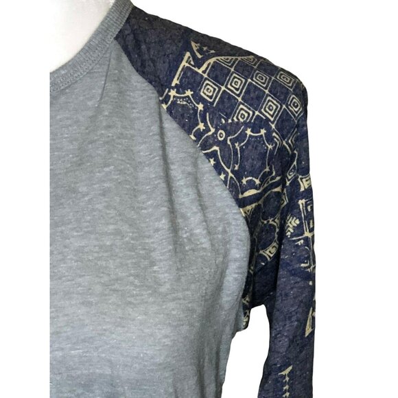 LuLaRoe Randy Baseball Style Tee Size XS Light Gray Purple Beige 3/4 sleeves NWT - Picture 2 of 9